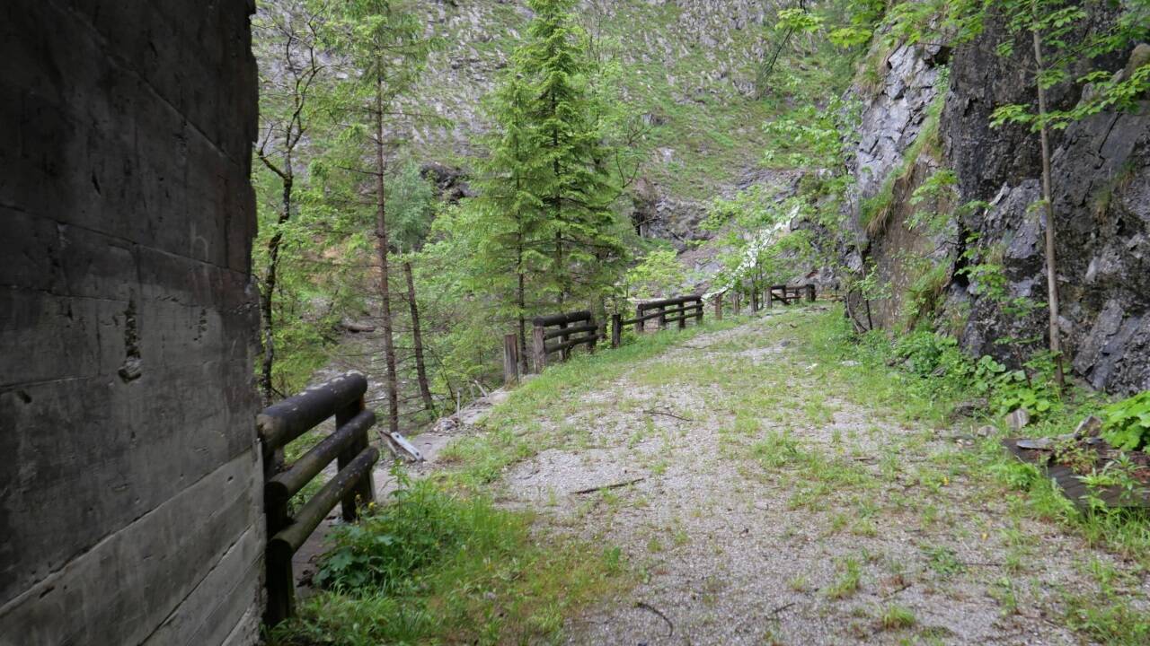Das erhalten gebliebene Straßenstück hinter dem Mautgebäude wurde von einer Mure beschädigt.  