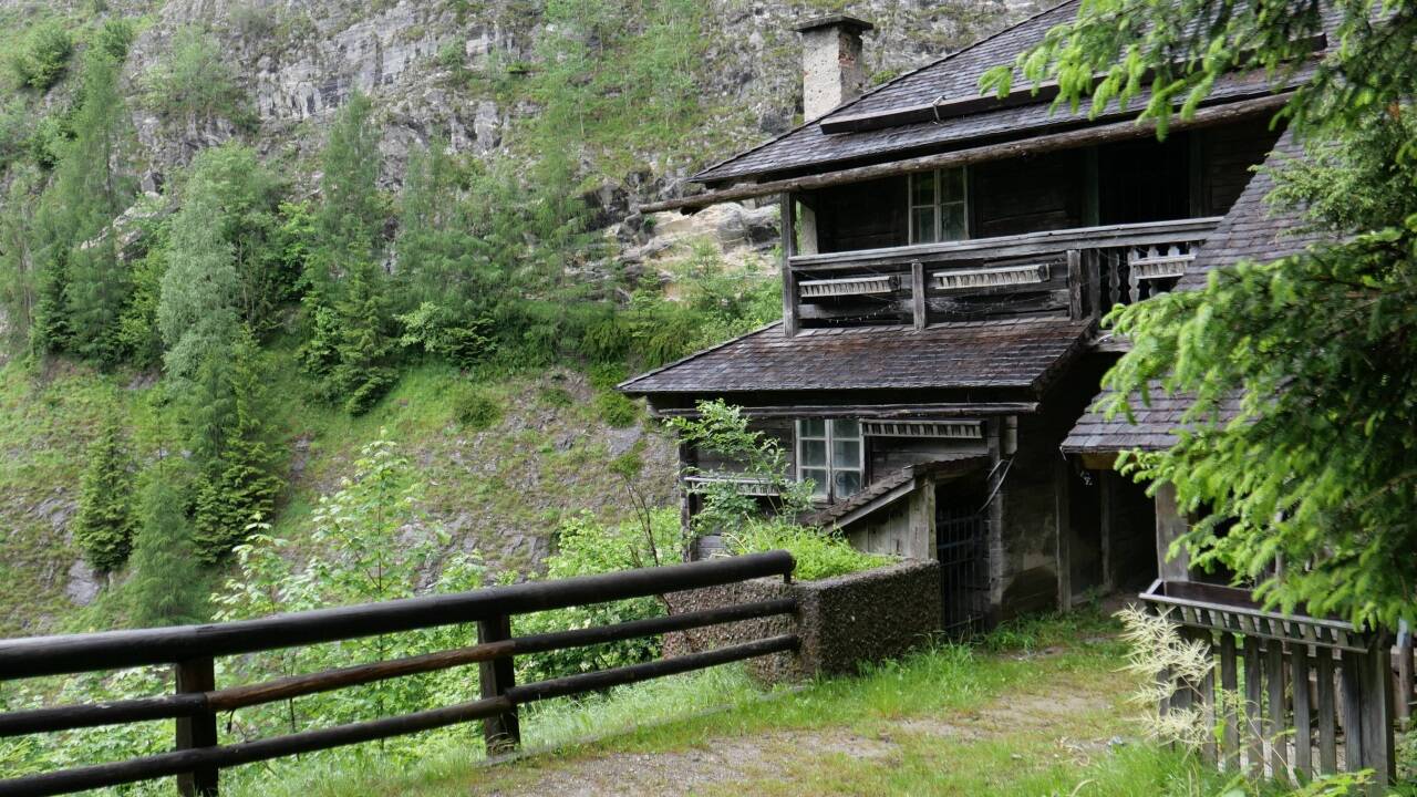 Das historische Gebäude steht am Abgrund zur Liechtensteinklamm.  
