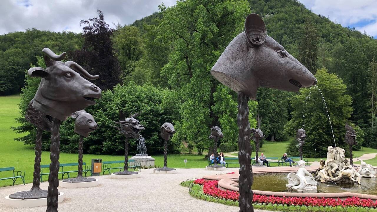 Zwölf chinesische Tierkreiszeichen blicken auf die Kaiservilla in Bad Ischl; in der Mitte der Brunnen aus 1881, im Hintergrund der „Lauscher“. Zwölf chinesische Tierkreiszeichen blicken auf die Kaiservilla in Bad Ischl; in der Mitte der Brunnen aus 1881, im Hintergrund der „Lauscher“.
