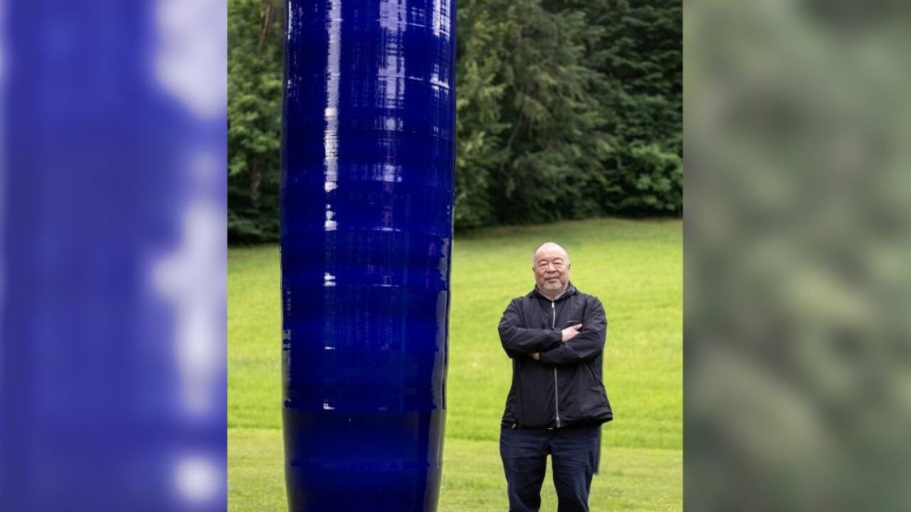 Vase und Ai Weiwei neben dem Marmorschlössl. Vase und Ai Weiwei neben dem Marmorschlössl.