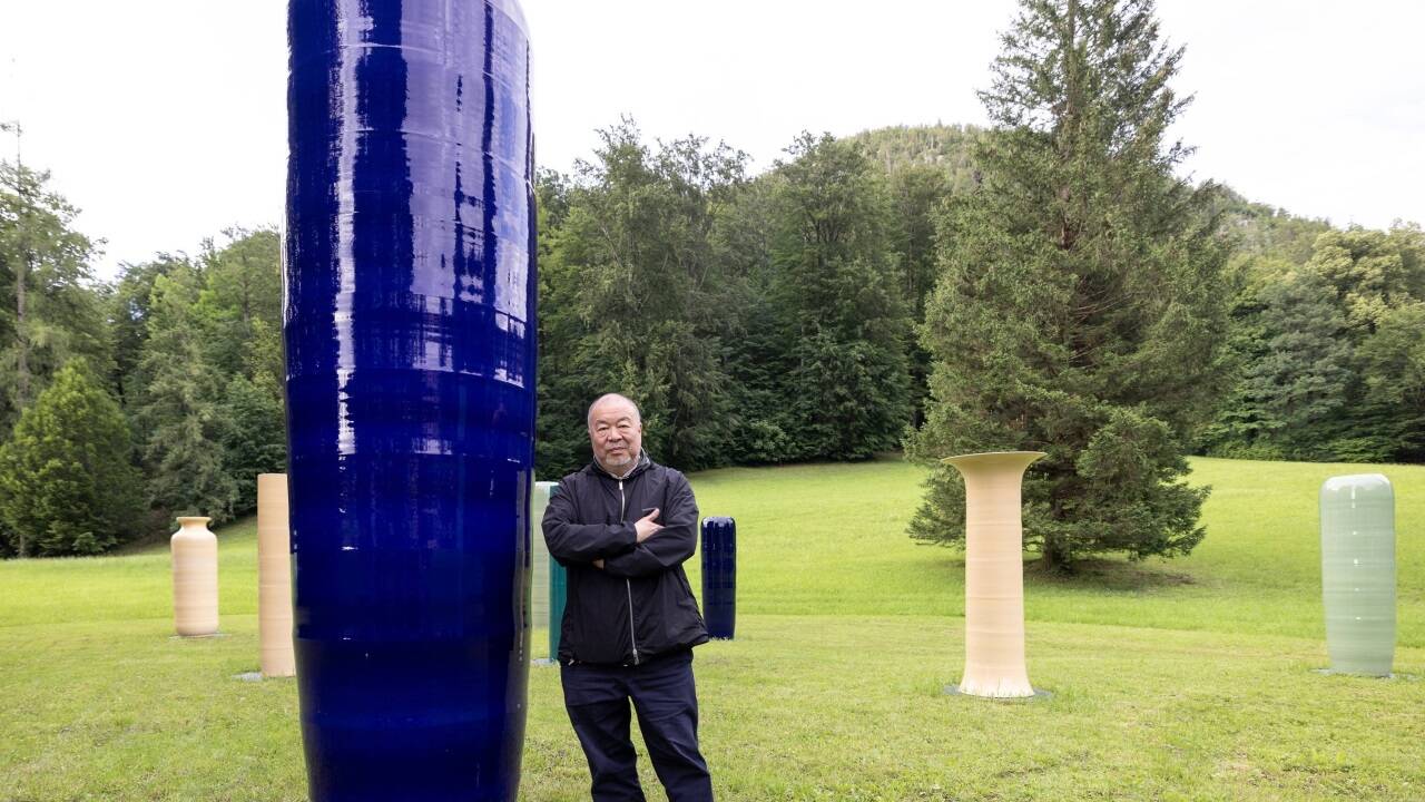 Ai Weiwei neben Vasen neben dem Marmorschlössl. Ai Weiwei neben Vasen neben dem Marmorschlössl.