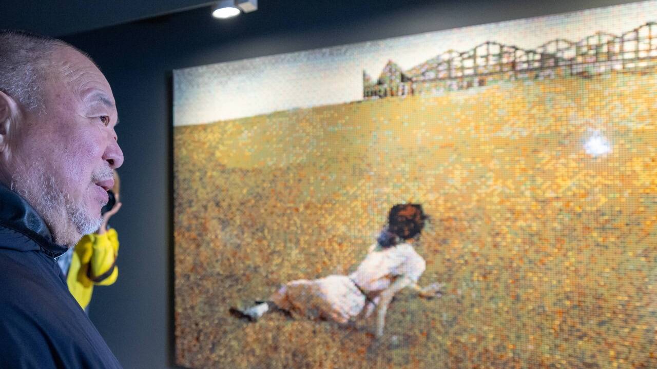 Ai Weiwei vor dem Kunstwerk „Christina’s World“ aus 2023: Dafür hat er das gleichnamige Gemälde von Andrew Wyeth in Spielzeugsteinen nachgebaut, im Hintergrund das Gerüst für Ai Weiweis neues Atelier in Portugal, ein Nachbau seines von chinesischen Behörden zerstörten Ateliers in Schanghai. Ai Weiwei vor dem Kunstwerk „Christina’s World“ aus 2023: Dafür hat er das gleichnamige Gemälde von Andrew Wyeth in Spielzeugsteinen nachgebaut, im Hintergrund das Gerüst für Ai Weiweis neues Atelier in Portugal, ein Nachbau seines von chinesischen Behörden zerstörten Ateliers in Schanghai.