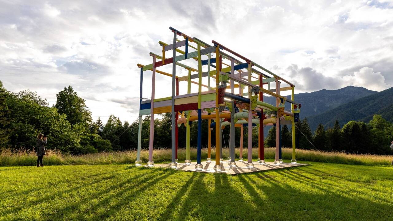 „Coloured House“ aus 2013 von Ai Weiwei, derzeit neben dem Marmorschlössl in Bad Ischl. „Coloured House“ aus 2013 von Ai Weiwei, derzeit neben dem Marmorschlössl in Bad Ischl.