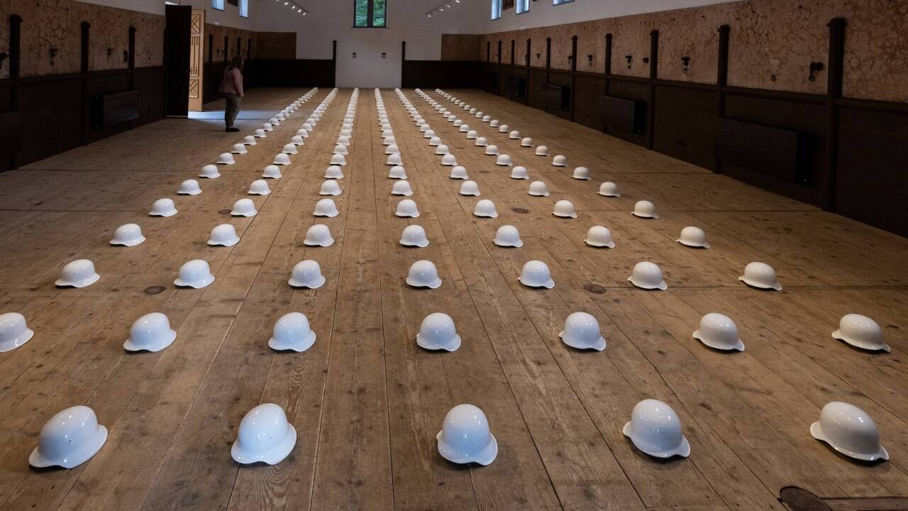 „Combat Vases“ aus 2024 im Südstall der Kaiservilla Bad Ischl. „Combat Vases“ aus 2024 im Südstall der Kaiservilla Bad Ischl.