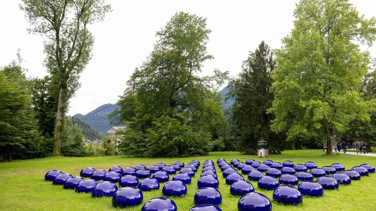 „Bubbles“ aus 2008: hergestellt in alten Brennöfen von Jungdezhen, der historischen Hauptstadt der kaiserlichen chinesischen Porzellanmanufaktur. „Bubbles“ aus 2008: hergestellt in alten Brennöfen von Jungdezhen, der historischen Hauptstadt der kaiserlichen chinesischen Porzellanmanufaktur.