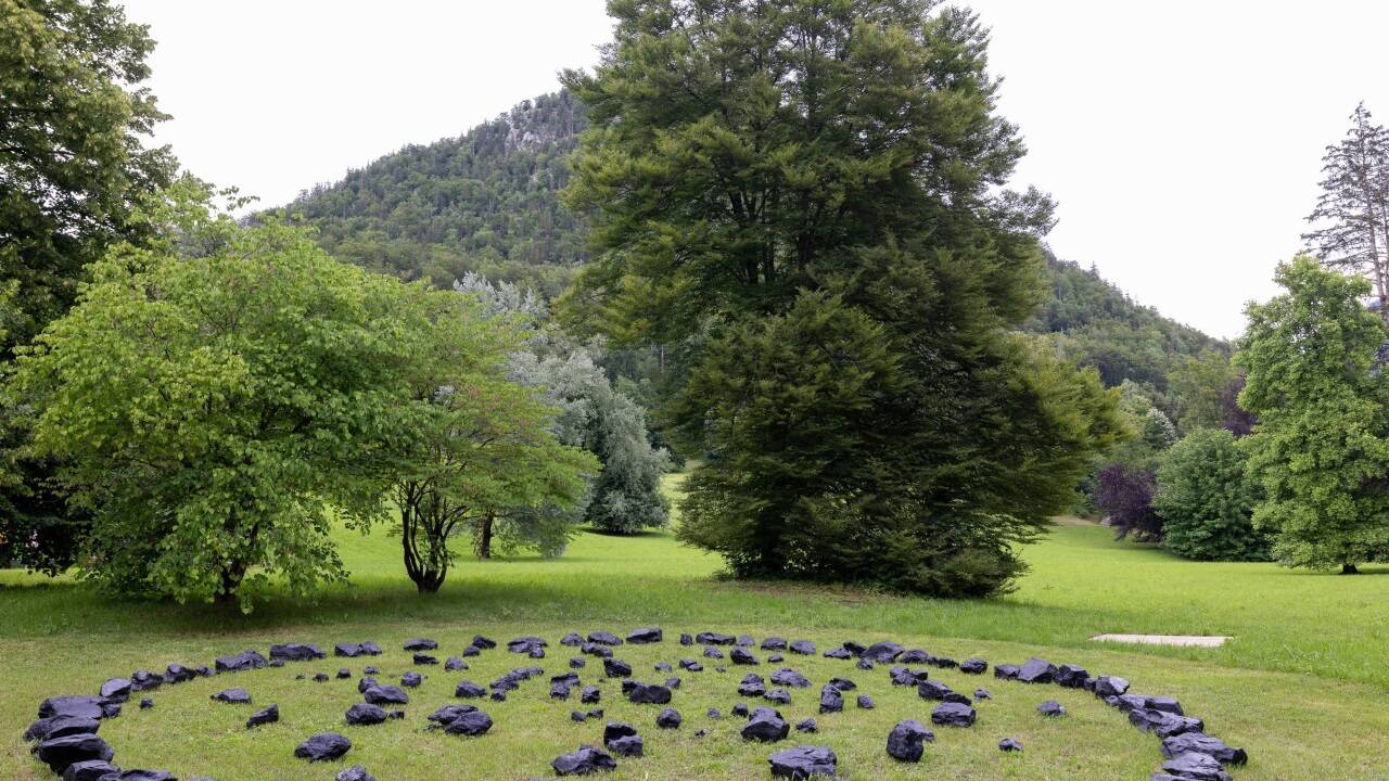„Me Lei“ aus 2007 erinnert an die Bergleute, die in den letzten 20 Jahren im unterirdischen Kohlebergbau in China ums Leben gekommen sind. „Me Lei“ aus 2007 erinnert an die Bergleute, die in den letzten 20 Jahren im unterirdischen Kohlebergbau in China ums Leben gekommen sind.