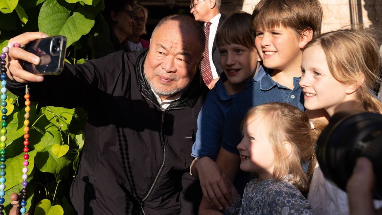 Künstler Ai Weiwei während einer Presseführung anlässlich der Ausstellung "Ai Weiwei - Transcending Borders. Dialog mit der Hallstattkultur". Künstler Ai Weiwei während einer Presseführung anlässlich der Ausstellung 'Ai Weiwei - Transcending Borders. Dialog mit der Hallstattkultur'.