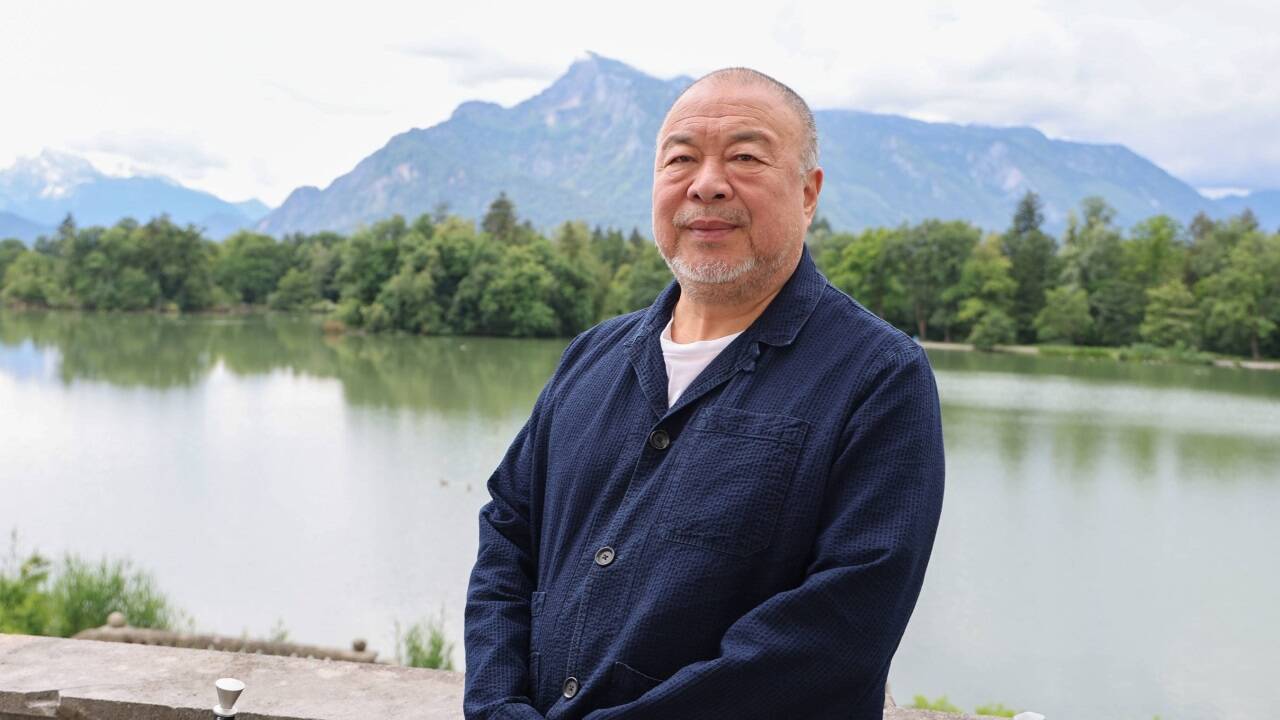 Der Kunst-Weltstar Ai Weiwei am Leopoldskroner Weiher in der Stadt Salzburg.  
