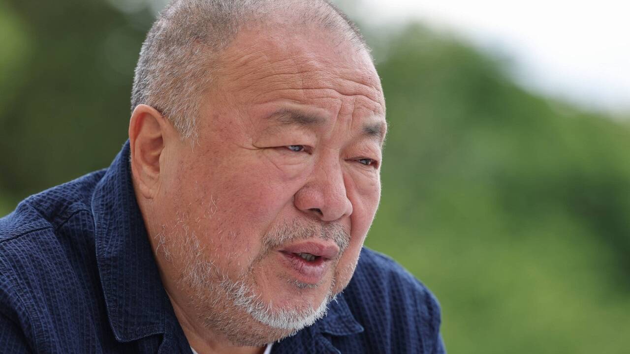 Der Kunst-Weltstar Ai Weiwei am Leopoldskroner Weiher in der Stadt Salzburg.  