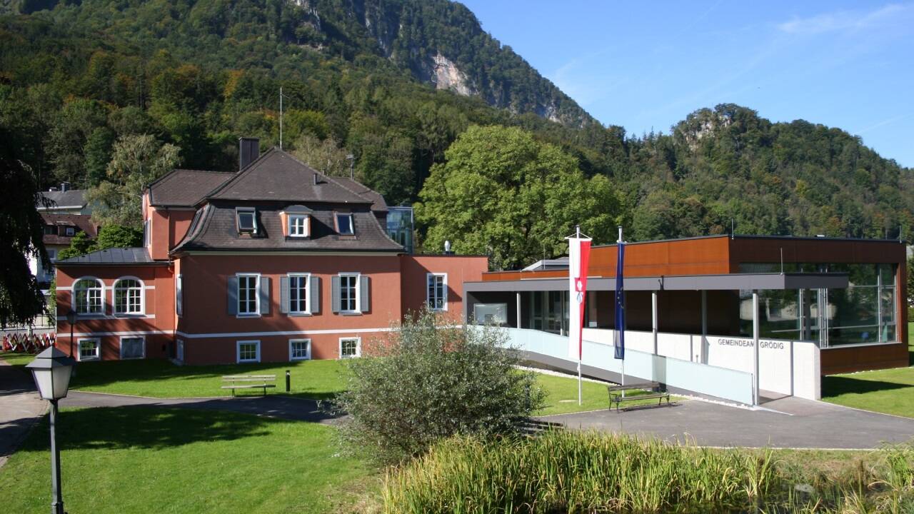 So sah der Platz vor der Gemeinde früher aus – mit dem Teich im Vordergrund. 