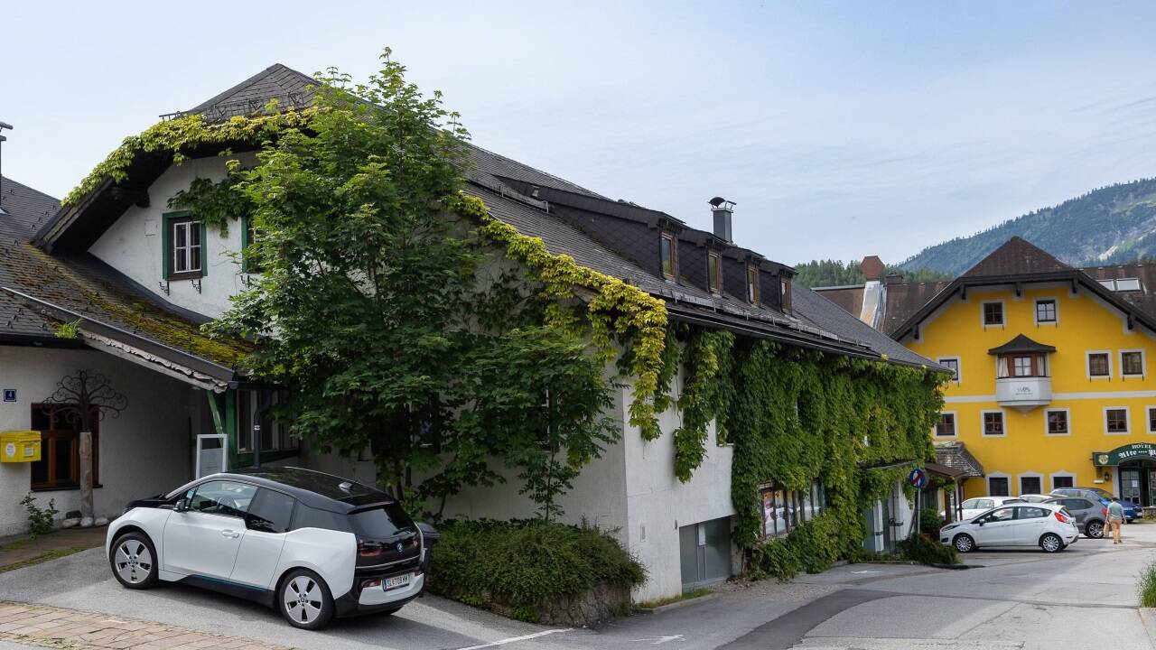 Die Liegenschaft im Faistenauer Ortszentrum umfasst neben dem Haupthaus des ehemaligen Gasthofs Alte Post (gelb) einen Anbau für Wellness, das Haus Grill (Bild), das Geschäftslokale enthält, die Postgarage, weitere Garagen und eine Tiefgarage.Der neue Eigentümer, die Firma Harlander Faistenau GmbH, plant vor allem Wohnungen sowie eine gemischte gewerbliche Nutzung. Auch die Planungen für die Neubauten sollen wieder einen „Ortsplatzcharakter“ herstellen. 