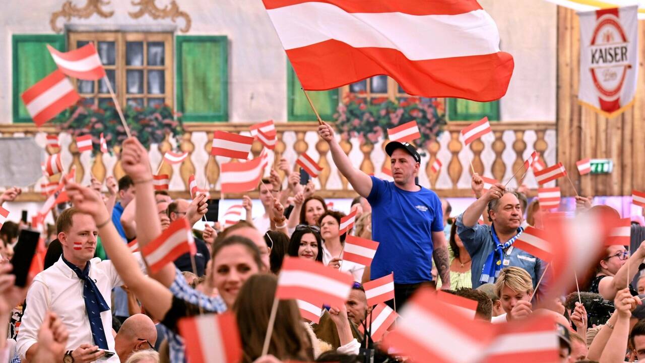 Viel Rot-Weiß-Rot gab es bei der 1.-Mai-Kundgebung der FPÖ zu sehen. Viel Rot-Weiß-Rot gab es bei der 1.-Mai-Kundgebung der FPÖ zu sehen.