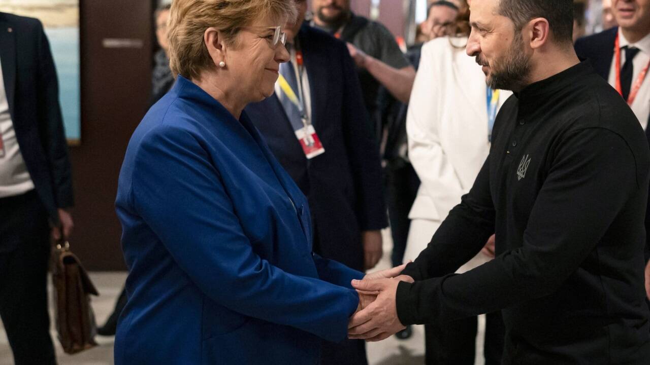 Die Präsidentin der Schweiz, Viola Amherd, begrüßte den ukrainischen Präsidenten Wolodymyr Selenskyj am Samstag im Bürgenstock Resort. 