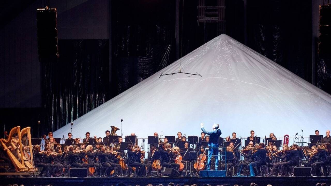 Das Bruckner Orchester mit Dirigent Markus Poschner in der Salzlagerhalle der Salinen AG. Das Bruckner Orchester mit Dirigent Markus Poschner in der Salzlagerhalle der Salinen AG.