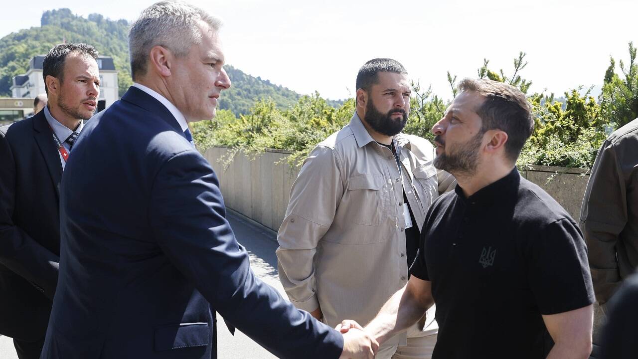 Wolodymyr Selenskyj beim Handschlag mit Bundeskanzler Karl Nehammer.  