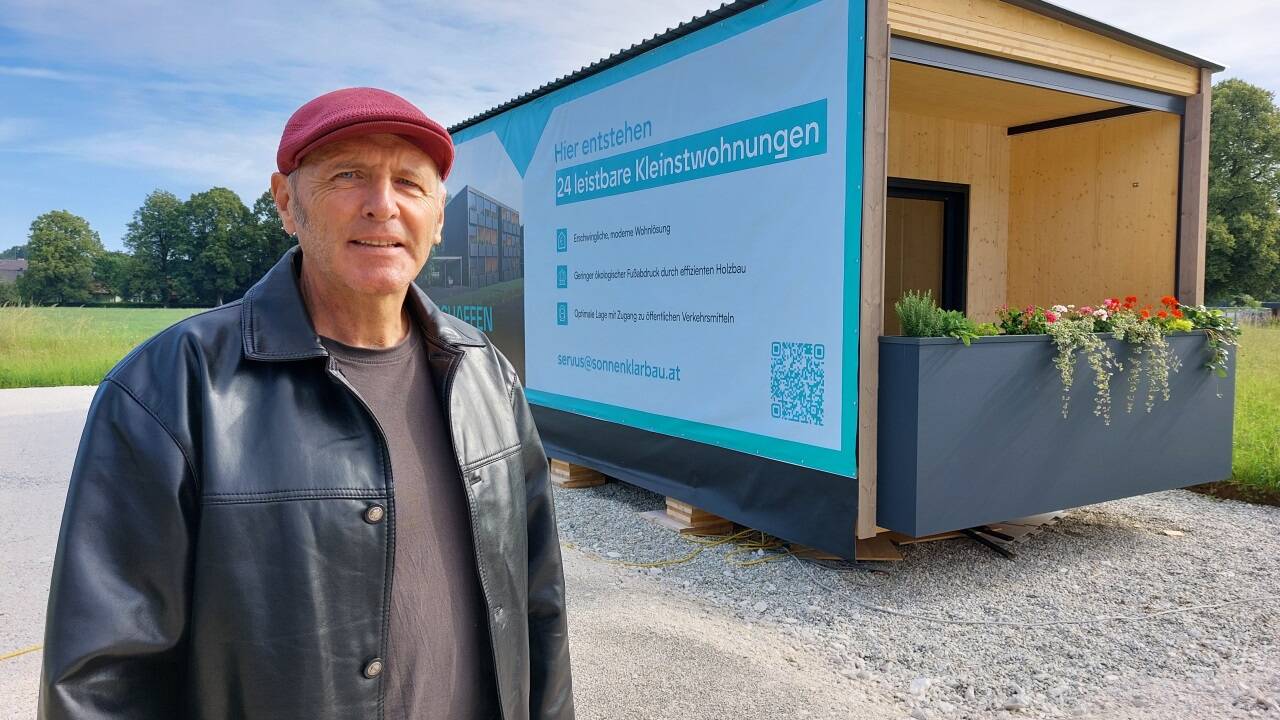 Otmar Essl vor der Musterwohnung samt Loggia. Im August sollen hier in Vöcklamarkt 24 Kleinstwohnungen zu je 30 Quadratmetern entstehen. Vier Monate später soll alles fertig sein. 