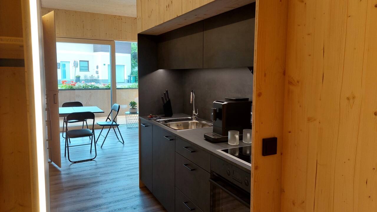 Blick von der Eingangstür (links Garderoben) zur Küche und Richtung Wohnzimmer und Loggia.  