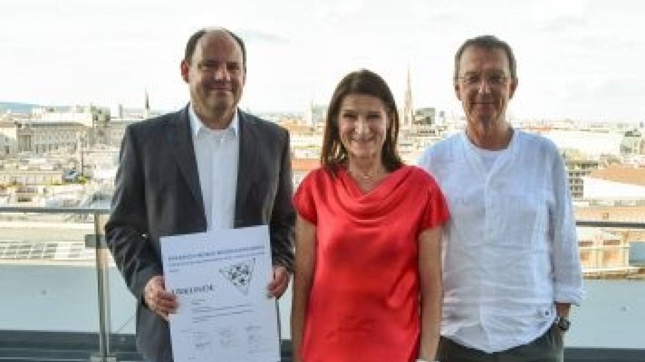 Der Dekan der Fakultät für Architektur und Raumplanung Rudolf Scheuvens (re.) und Juryvorsitzende Helene Linzer (m.) gratulierten iSPACE-Studioleiter Thomas Prinz (l.)  