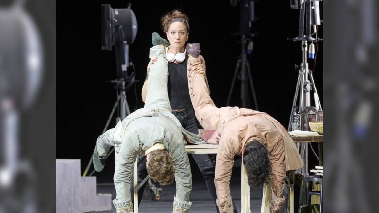 Bilder zu Barrie Koskys Inszenierung von Mozarts „Così fan tutte“ an der Wiener Staatsoper-  Bilder zu Barrie Koskys Inszenierung von Mozarts „Così fan tutte“ an der Wiener Staatsoper-