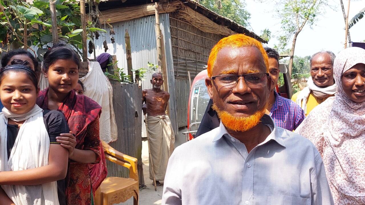 Auffällig: Mit orangen Haaren wollen die Bangladeschi das Altern verbergen. Auffällig: Mit orangen Haaren wollen die Bangladeschi das Altern verbergen.