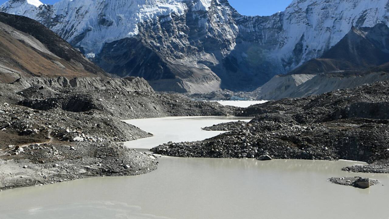 Gletschersee in der Gegend des Mount Everest auf Archivbild Gletschersee in der Gegend des Mount Everest auf Archivbild