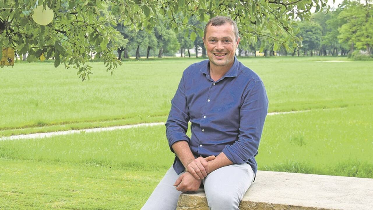 Der neue Gemeinderat Peter Radauer lud zum Gespräch unterm Apfelbaum. Von seinem Hof hat man einen wunderbaren Blick auf die Hellbrunner Allee. 
