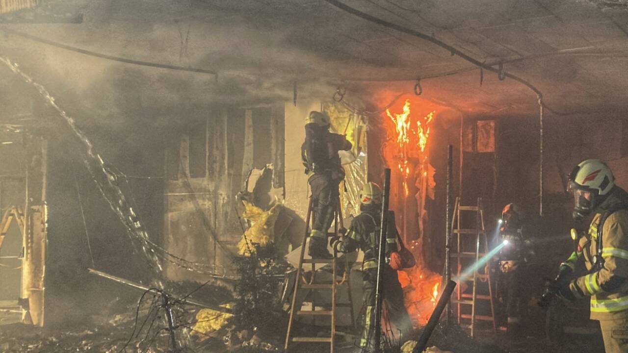 Flammen und Rauch: Der Brand in der Gastrozeile beim Outlet führte zu enormer Verrußung des Gebäudeinneren und der dort befindlichen Leitungen. 