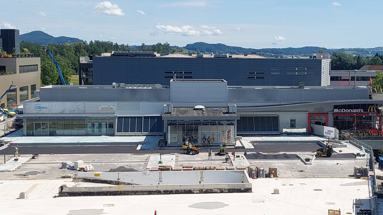 Von außen sieht man nichts: Die Gastrozeile beim Outlet Center. 