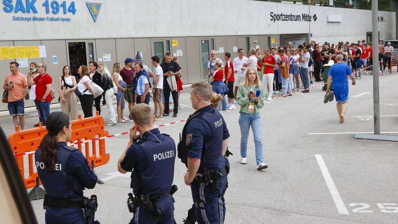 Der Andrang der Fans war schon zwei Stunden vor dem Match groß – unter den gestrengen Blicken der Polizei. 
