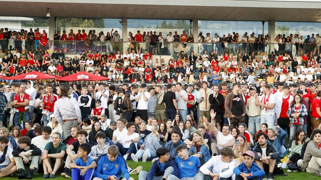 Kurz vor Anpfiff musste die Fanzone wegen Überfüllung behördlich geschlossen werden. 1000 Fans genossen auf der Tribüne und auf dem Rasen das Match. 