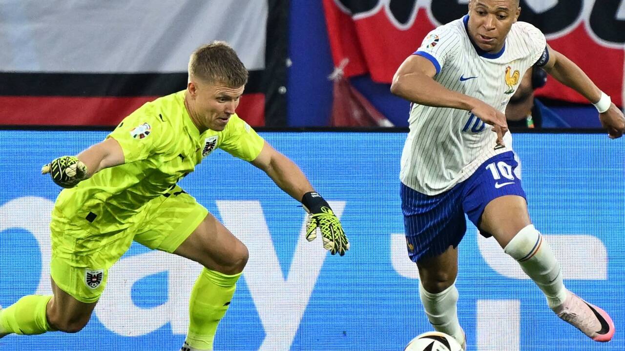 Patrick Pentz (l.) hielt mehrmals sehr stark gegen Kylian Mbappé. 