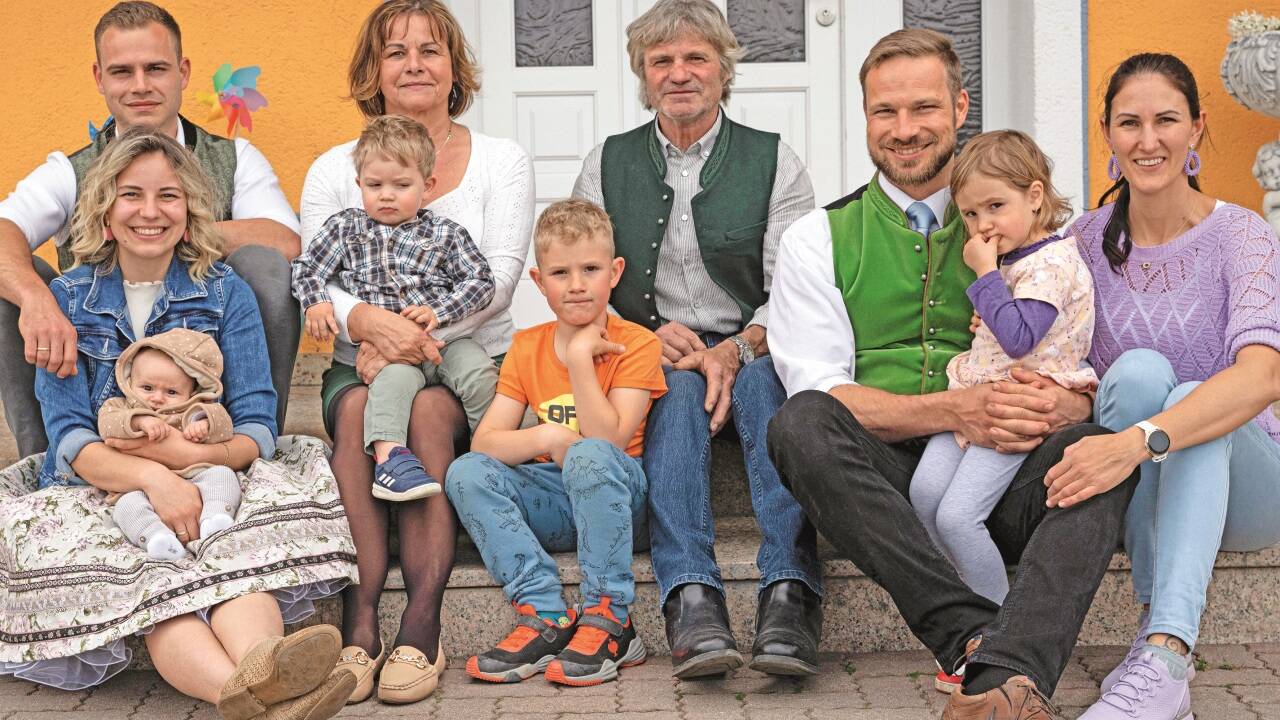 Die Familie Wind, von links: Simon und Claudia mit ihrem Christian, Mama Adelheid mit Enkel Martin, Philip und Corinnas Sohn David, Vater Gottfried, Philip, Corinna und Tochter Miriam.  
