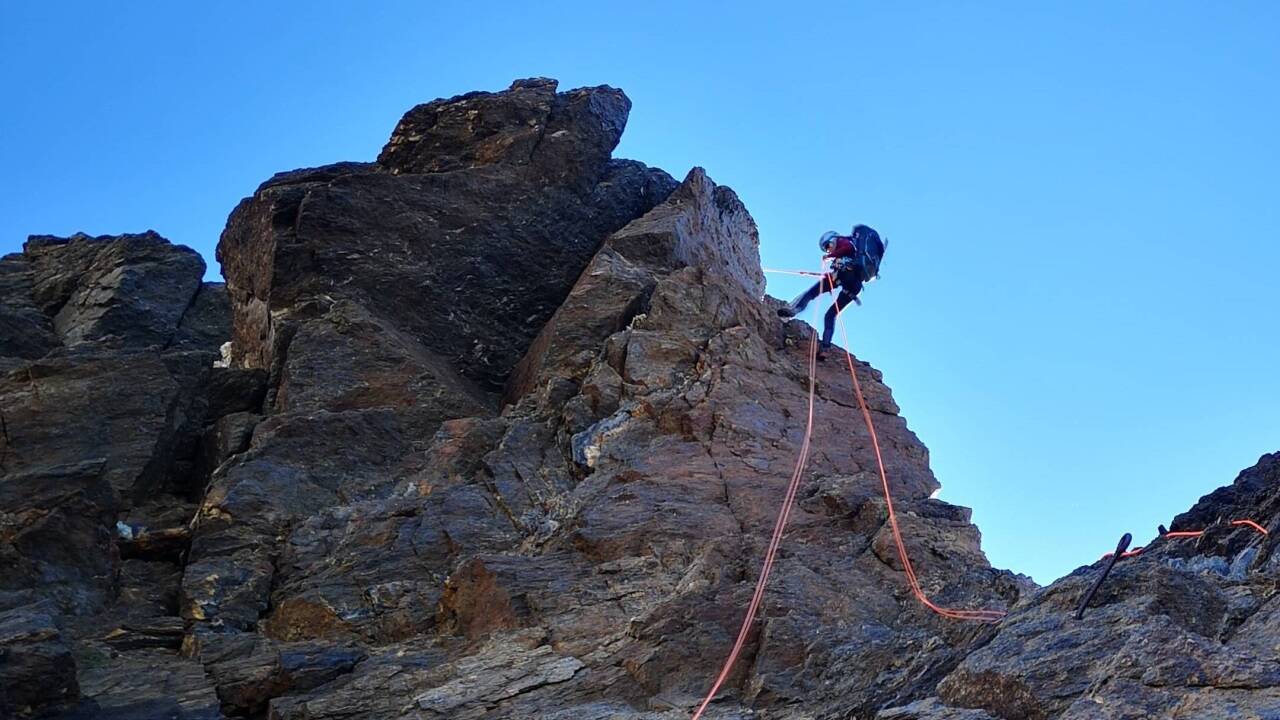Lena Hauk beim Abseilen auf der Hochwilden in Südtirol.  