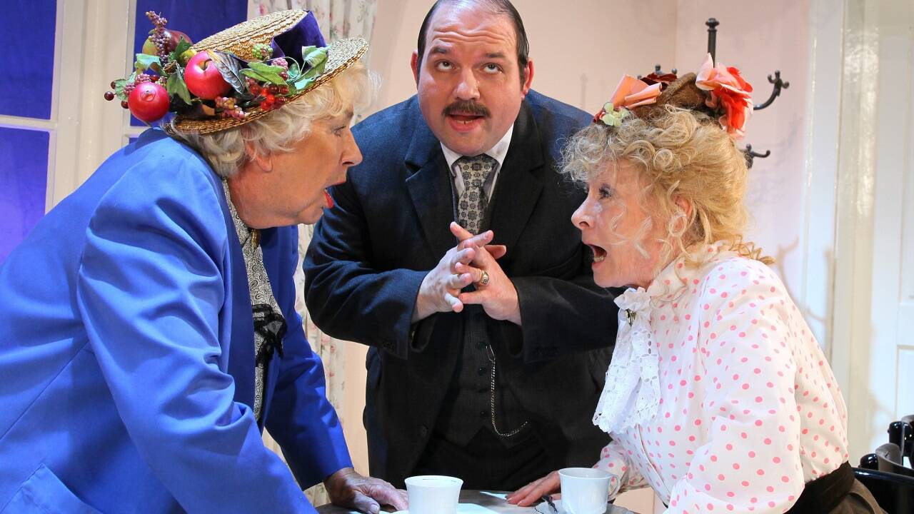 Gerald Pichowetz im Theaterstück 'Zwei wie Hund und Katz' mit Hilde Rom (l.) und Helga Papouschek. 