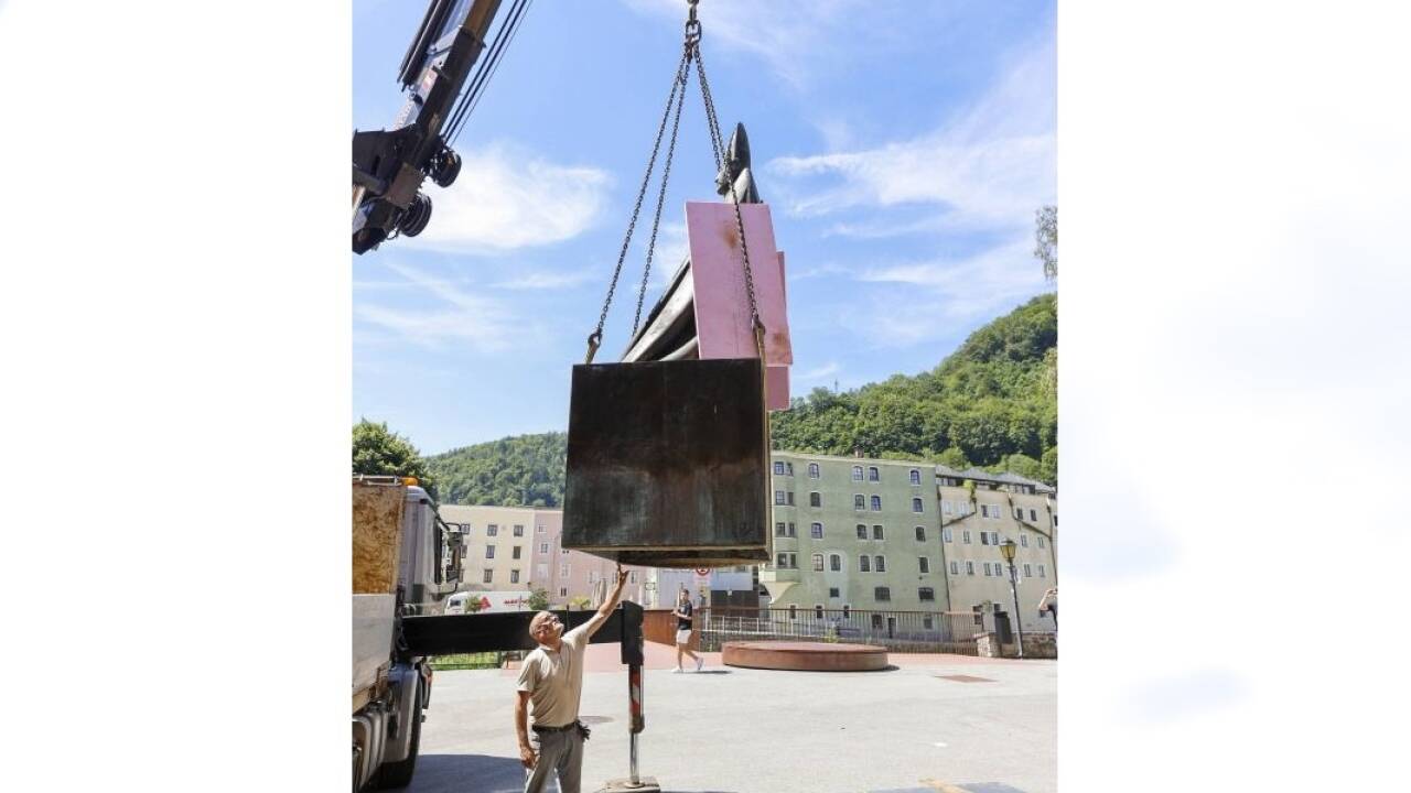 Die Bronzeskulptur „Fürsterzbischof Paris Lodron“ von Giacomo Manzù bleibt bis Ende August auf der Pernerinsel in Hallein. Sie steht vor dem Verdampferturm am Ende des Pfannhauserstegs.  