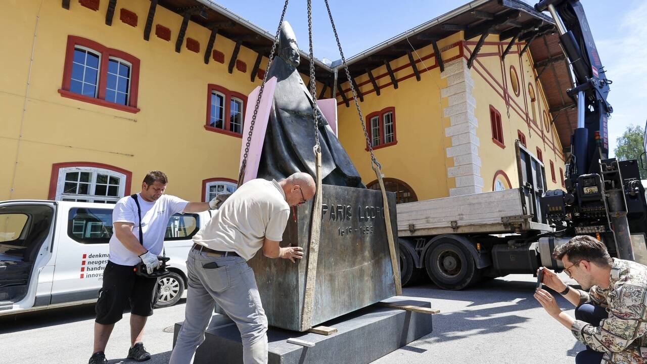 Die Bronzeskulptur „Fürsterzbischof Paris Lodron“ von Giacomo Manzù bleibt bis Ende August auf der Pernerinsel in Hallein. Sie steht vor dem Verdampferturm am Ende des Pfannhauserstegs.  