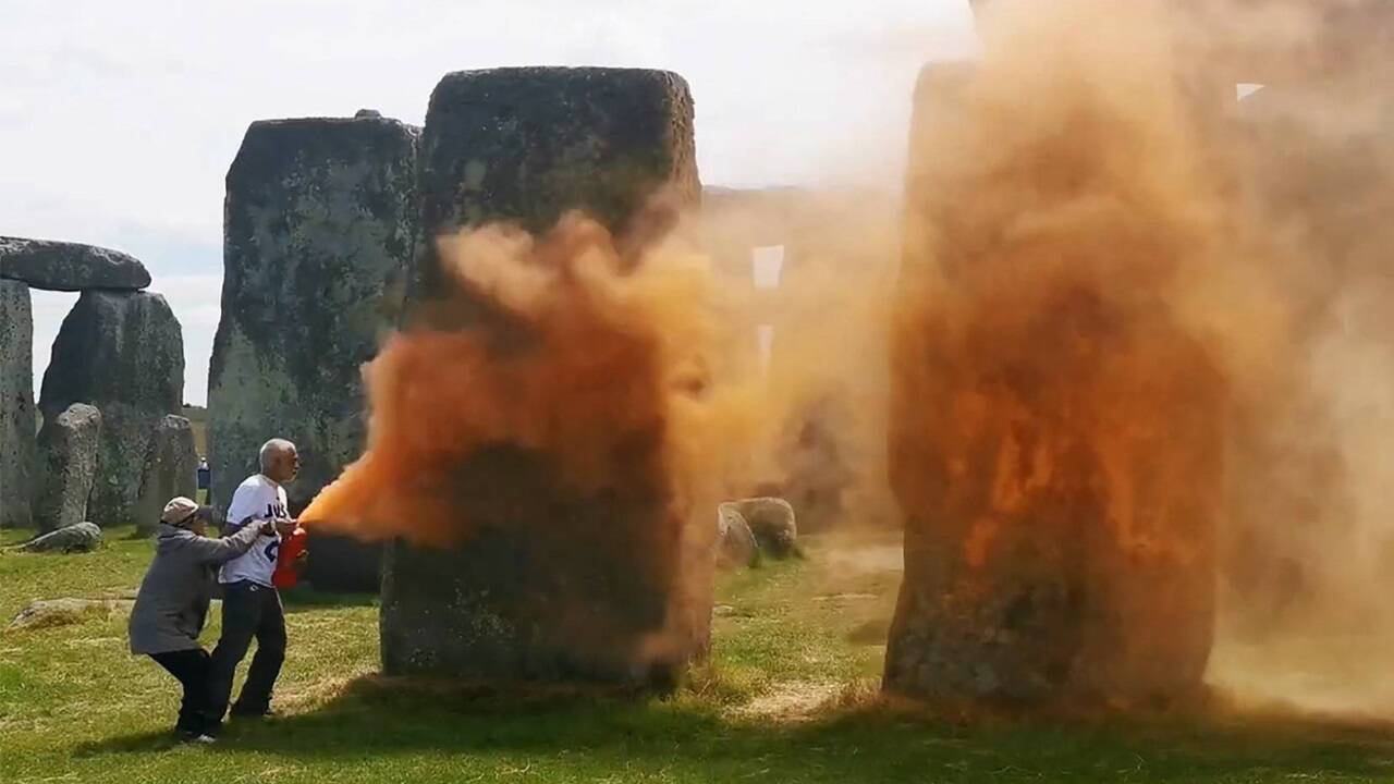 Der Kultort Stonehenge im orangen Farbnebel.  