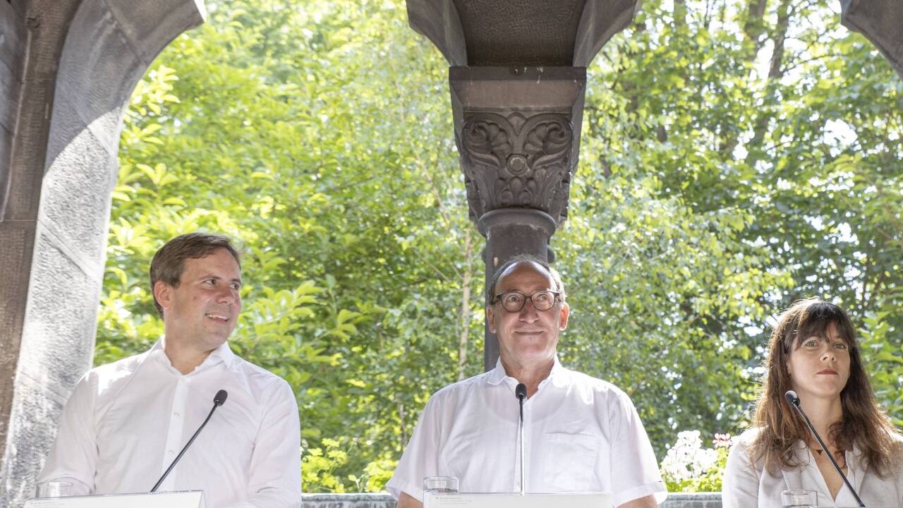 Im kühlen Canisius-Pfarrgarten in Wien-Alsergrund: Minister Johannes Rauch (Mitte) mit Ages-Chef Johannes Pleiner-Duxneuner und Andrea Schmidt von der Gesundheit Österreich GmbH. 