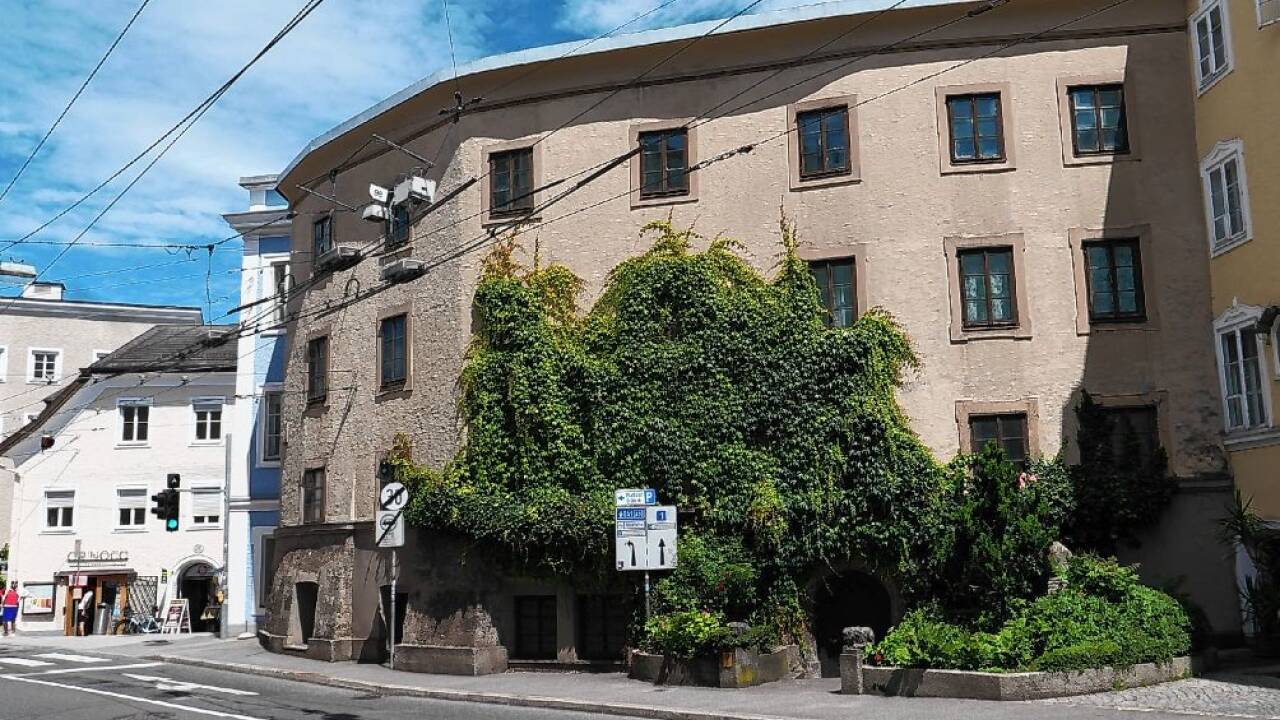 Das Haus Müllner Hauptstraße 32 mit seiner efeubewachsenen Fassade.  