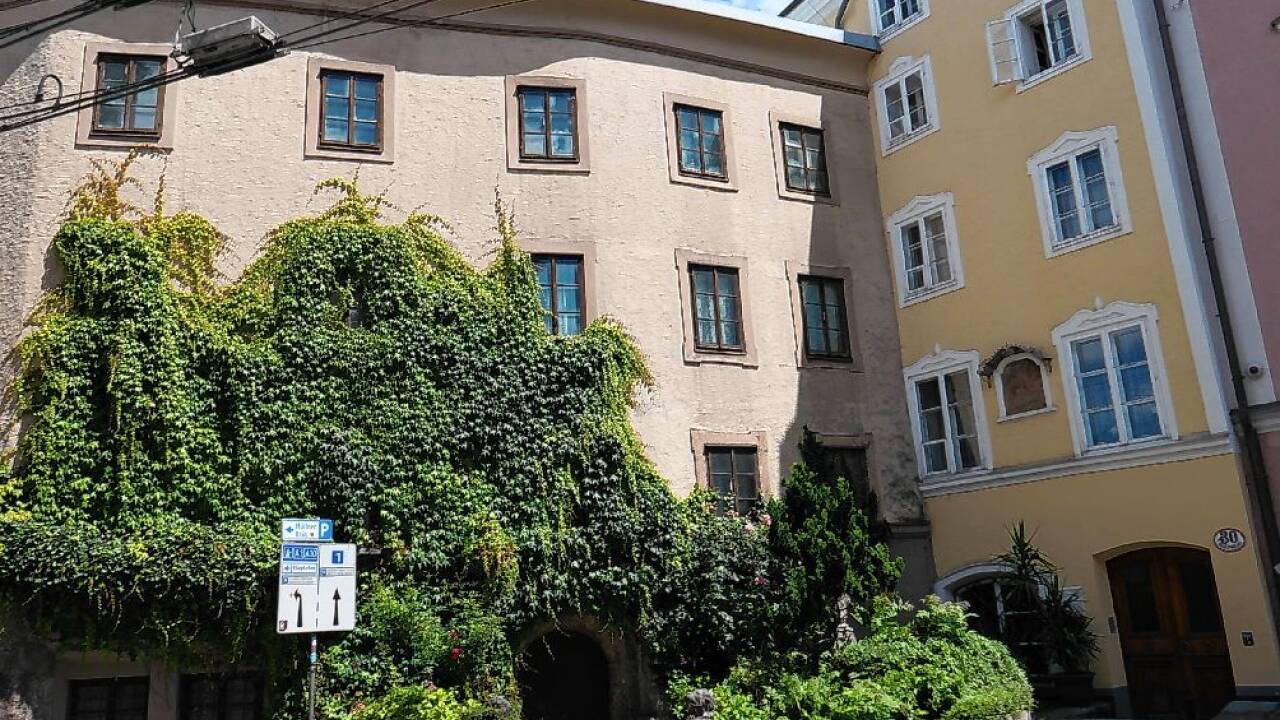 Das Haus Müllner Hauptstraße 32 mit seiner efeubewachsenen Fassade.  