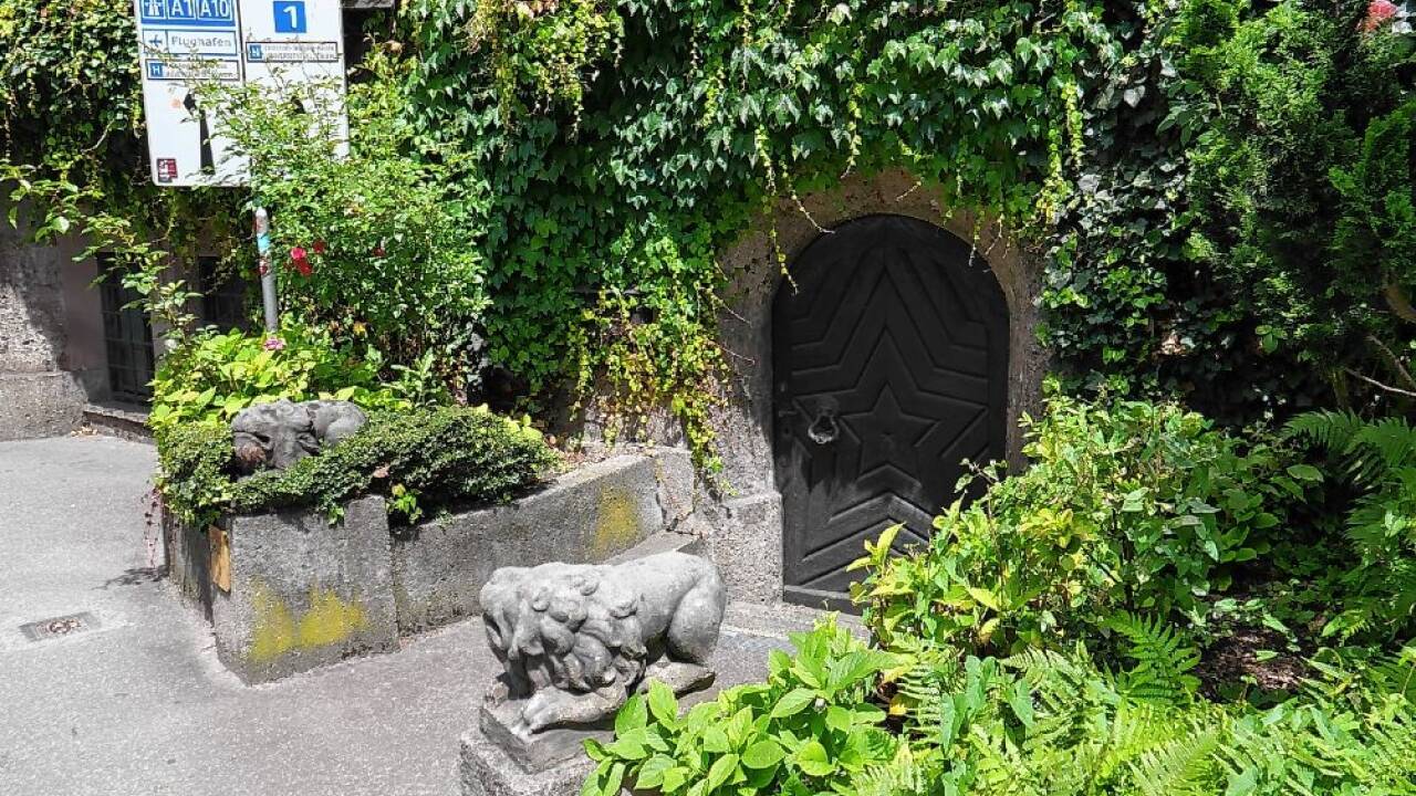 Der löwenbewachte Eingang des Hauses, der heute unter Straßenniveau liegt.  