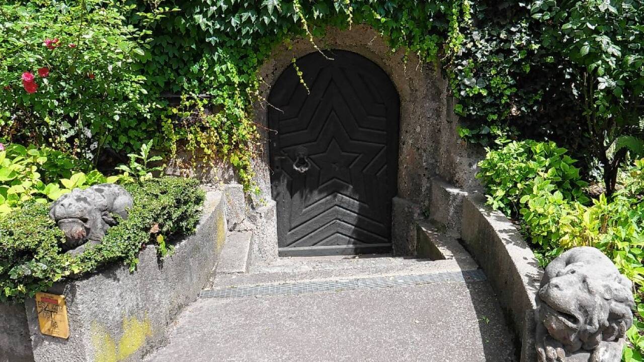 Der löwenbewachte Eingang des Hauses, der heute unter Straßenniveau liegt.  