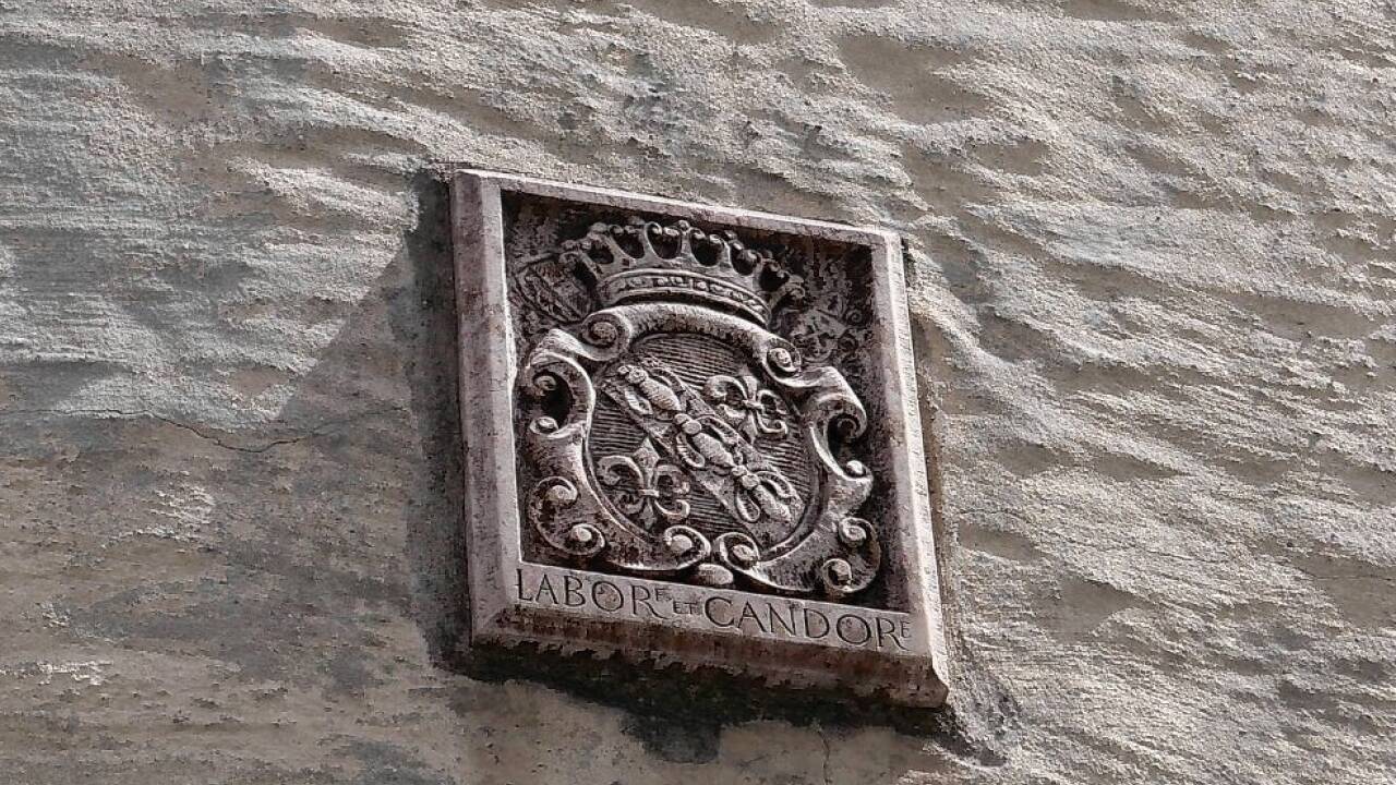 Das Wappen der ehemaligen Hausbesitzer.  