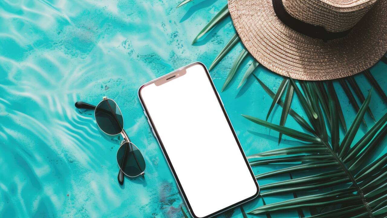 Klassische Sommerprobleme im Umgang mit elektronischen Geräten: Das Smartphone brutzelt in der Sonne oder fällt ins Wasser. Klassische Sommerprobleme im Umgang mit elektronischen Geräten: Das Smartphone brutzelt in der Sonne oder fällt ins Wasser.
