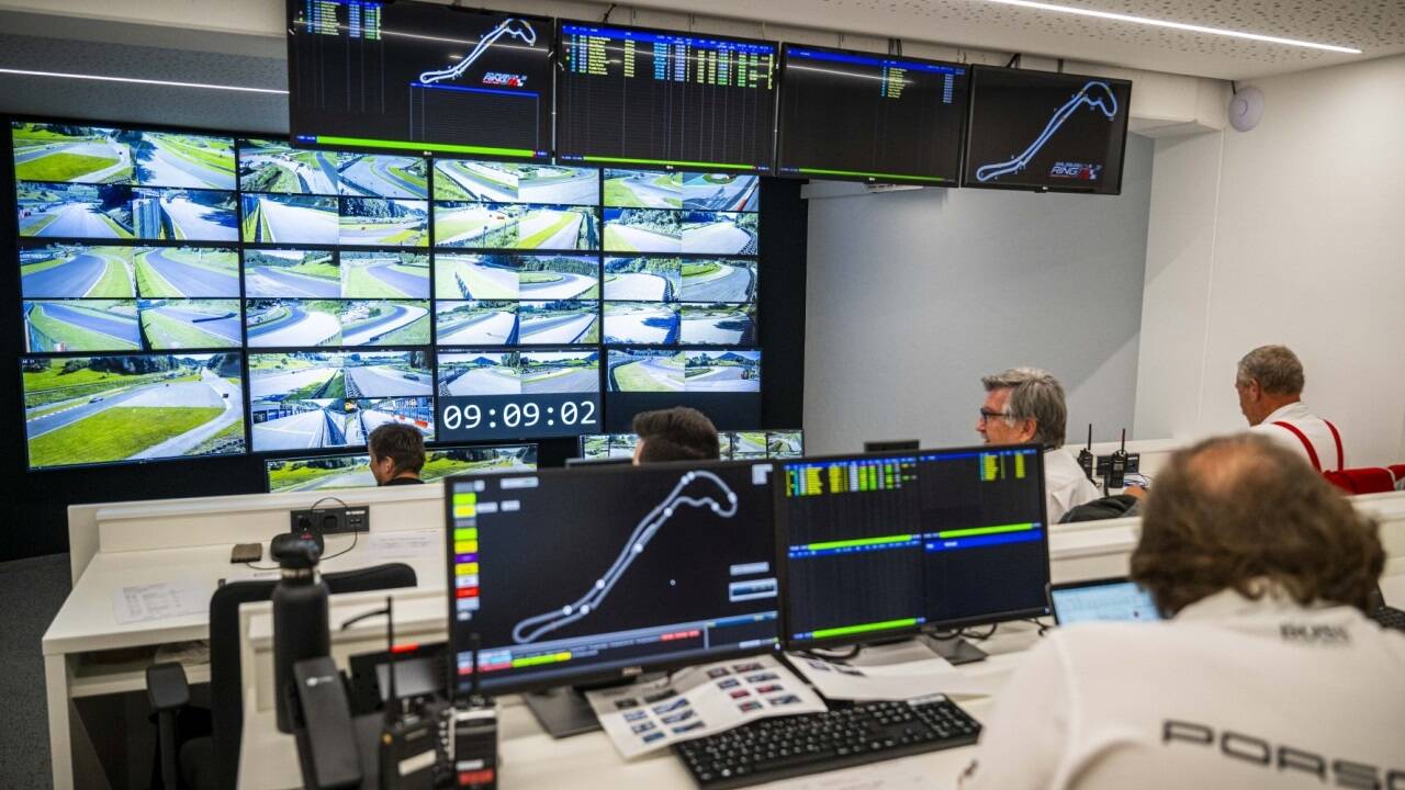Die Kontrollstation bietet zwölf Arbeitsplätze. 