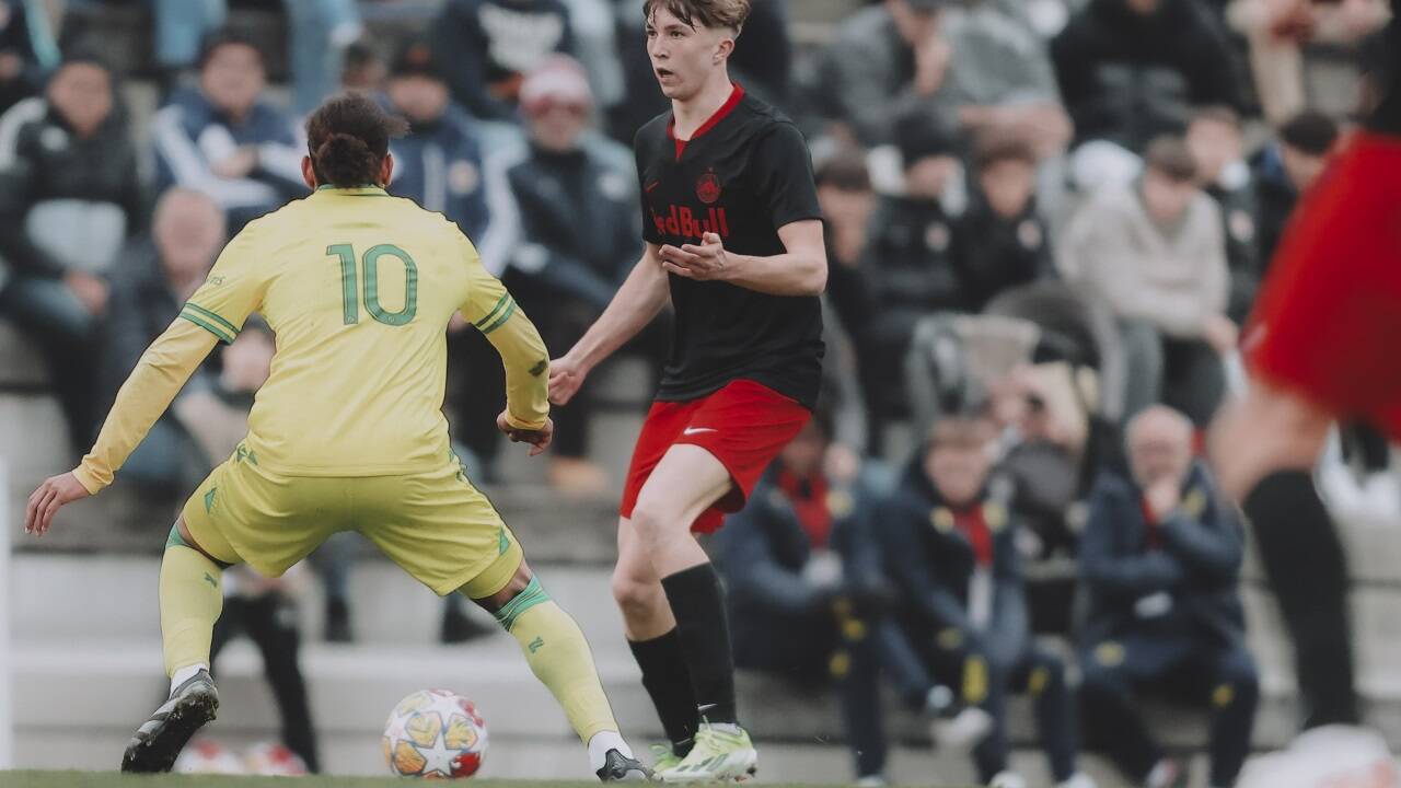 Abwehrspieler Jannik Schuster erhielt einen Profivertrag. Abwehrspieler Jannik Schuster erhielt einen Profivertrag.