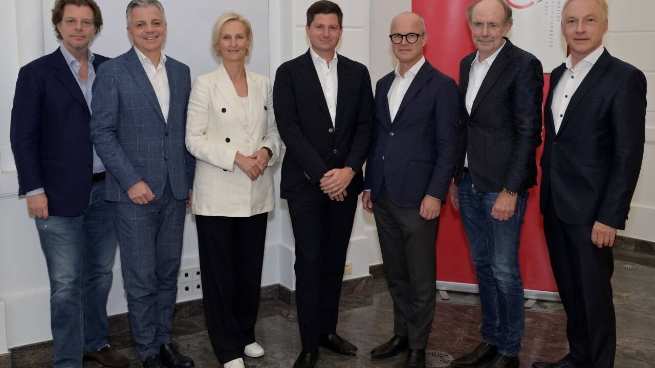 Einige Mitglieder des neu gewählten Präsidiums: Alexander Mitteräcker, Oliver Schmerold, Silvia Lieb, Präsident Maximilian Dasch, Markus Mair, Eugen A. Russ und Gerhard Valeskini (von links). 