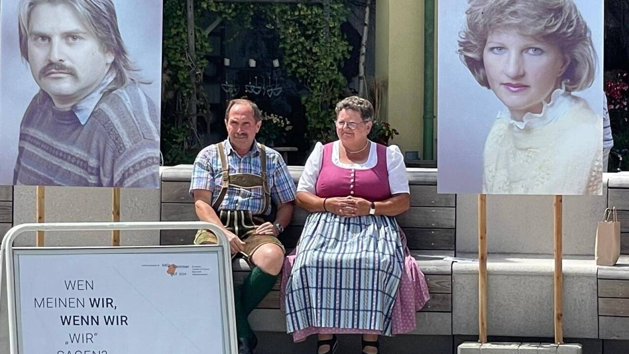 Einen Bilderschatz, der zum Nachdenken über Identitäten anregen soll, zeigt ein Projekt von Tarek Leitner mit dem Titel „Die Große Pose“ in Bad Goisern.  
