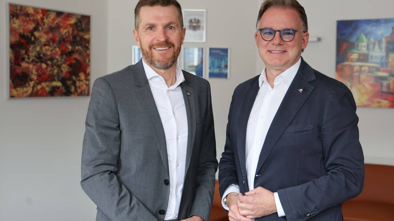 Der neue Salzburger Landesdirektor Josef Pöchtrager und Uniqa-Vorstand Peter Humer. Der neue Salzburger Landesdirektor Josef Pöchtrager und Uniqa-Vorstand Peter Humer.