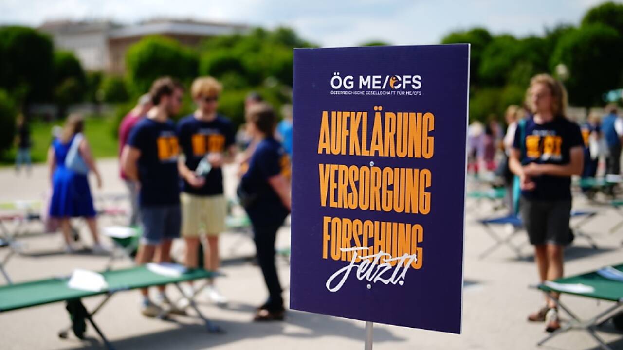Bilder einer Protestaktion der ÖG ME/CFS im Frühjahr in Wien 